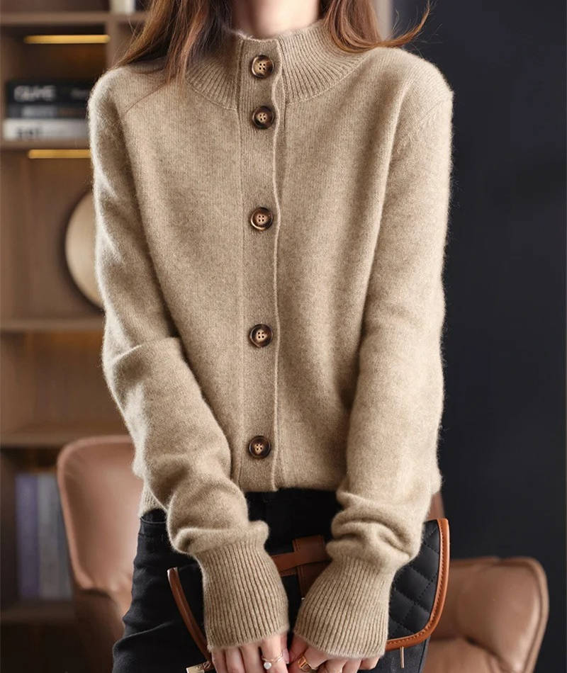 Zacht damesvest met opstaande kraag en knoopsluiting - beige