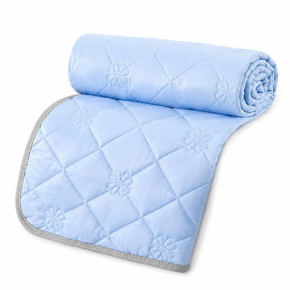 Dubbelzijdige zomerdeken met ruitstiksel en bloemen op een bed - babyblauw