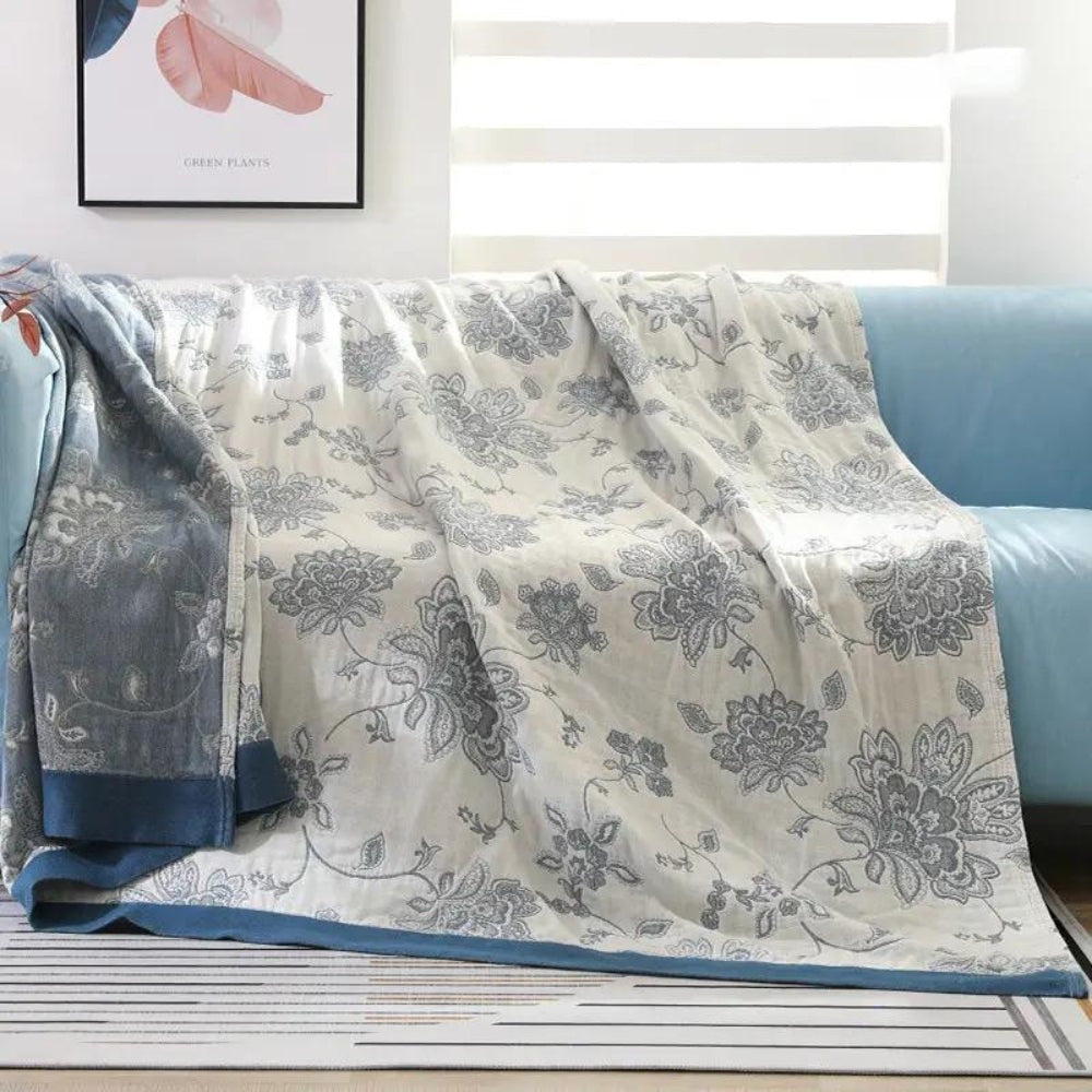 Zomerdeken met jacquard bloemenpatroon over een bank - crème/blauw