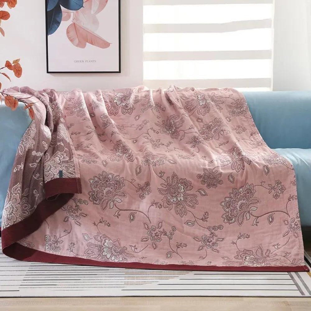 Zomerdeken met jacquard bloemenpatroon over een bank - oudroze