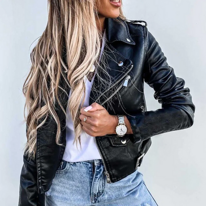Getailleerd bikerjack voor dames in leerlook met schuine rits en riem