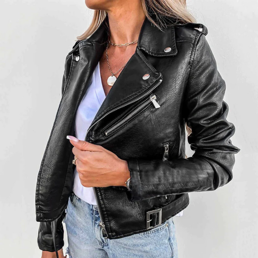 Getailleerd bikerjack voor dames in leerlook met schuine rits en riem - zwart