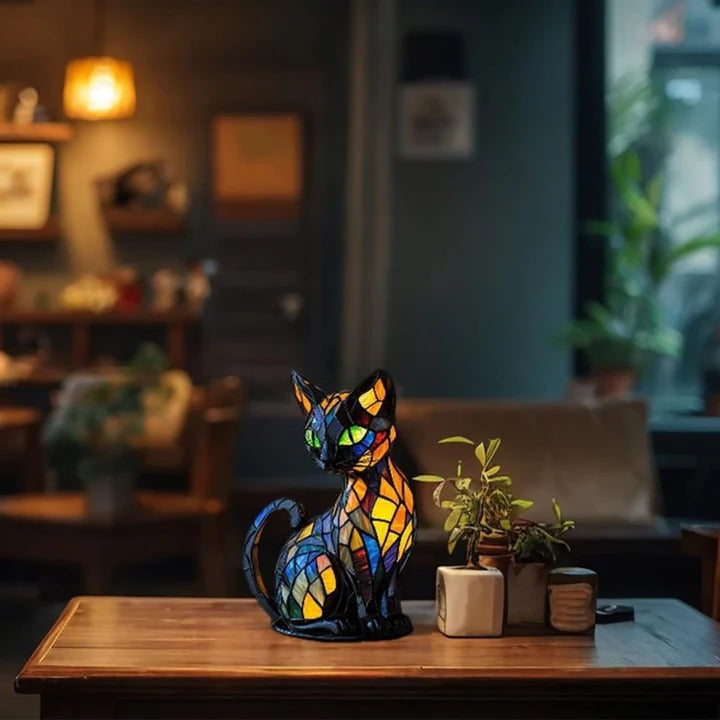 Zwarte kattenlamp in glas-in-loodlook met groene ogen en vlakjes in blauw, oranje en geel