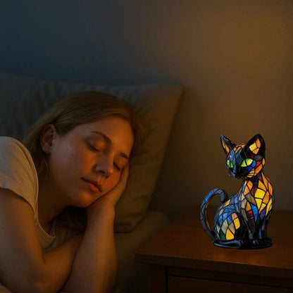 Zwarte kattenlamp in glas-in-loodlook met groene ogen en vlakjes in blauw, oranje en geel