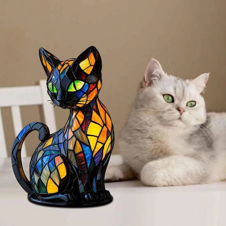 Zwarte kattenlamp in glas-in-loodlook met groene ogen en vlakjes in blauw, oranje en geel